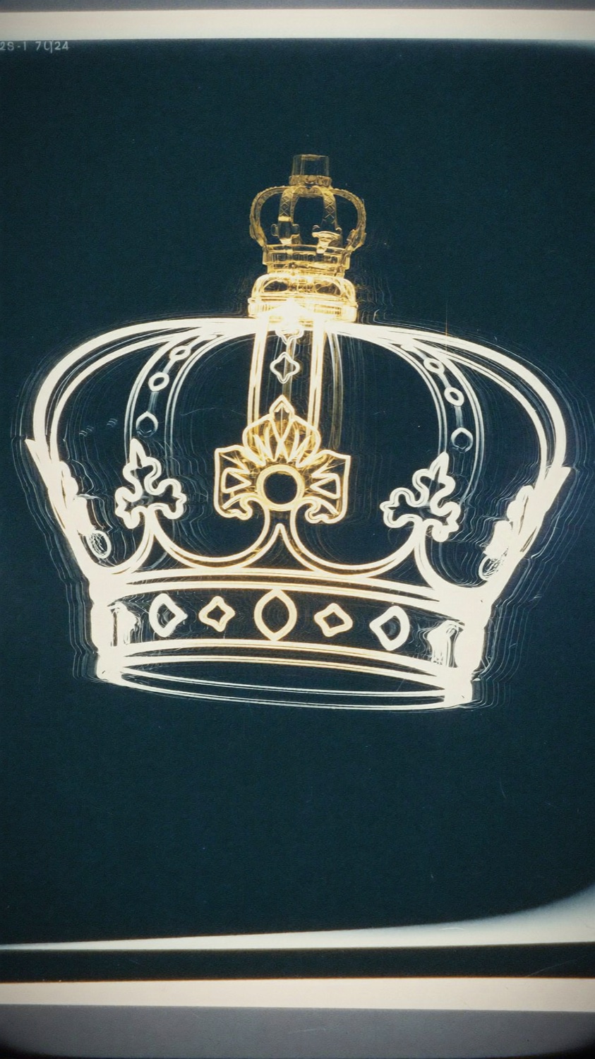 Couronne royale dorée sur fond sombre