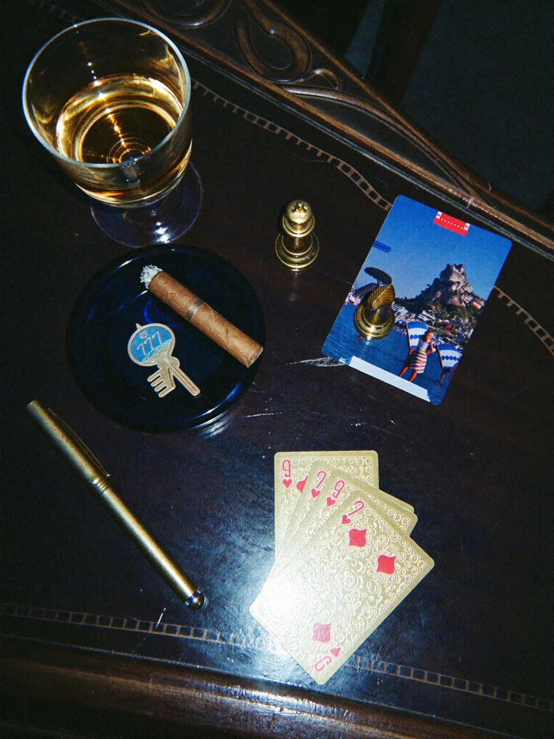 Nature morte : whisky, cigare, cartes, stylo or