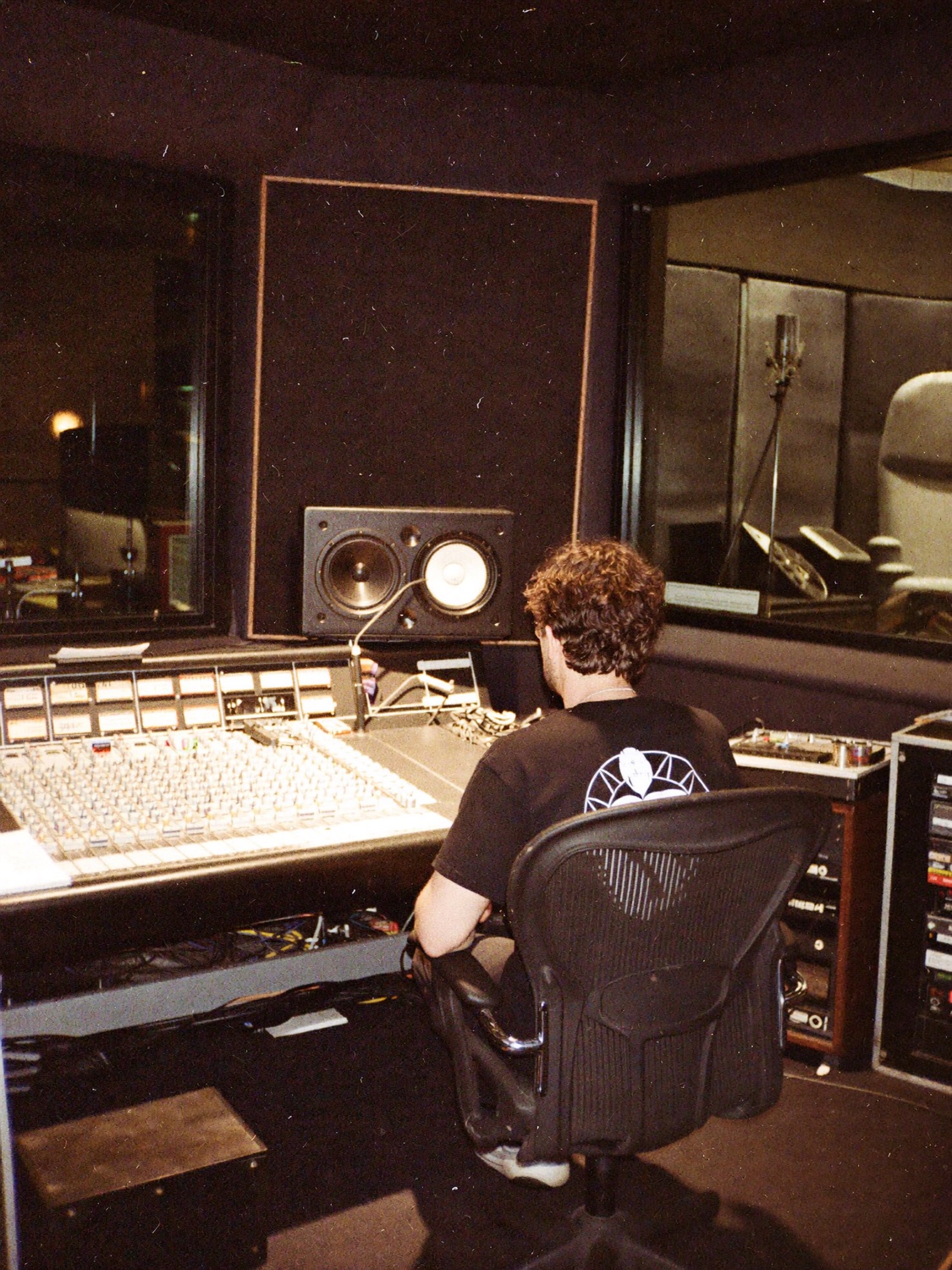 Studio de musique, ingénieur du son de dos
